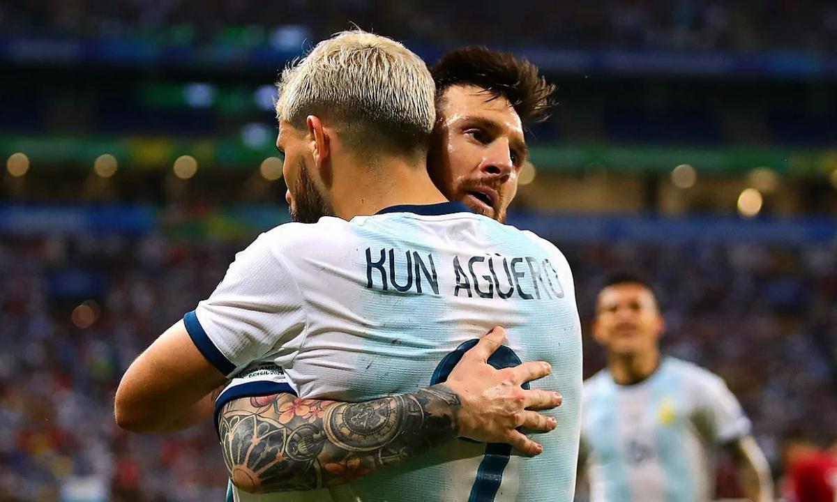 Khoảnh khắc Sergio Agüero ăn mừng bàn thắng đầu tiên và duy nhất cho Barcelona trong trận El Clásico