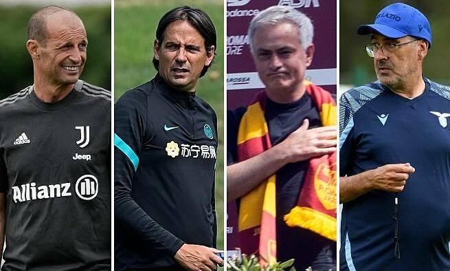 HLV Massimiliano Allegri nâng cao chiếc cúp Scudetto cùng các cầu thủ Juventus trong niềm vui chiến thắng giải quốc nội