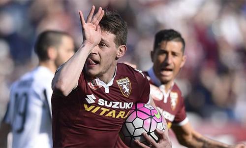 Hình ảnh Andrea Belotti thể hiện tinh thần đồng đội và ảnh hưởng tích cực trong phòng thay đồ đội tuyển quốc gia Italia