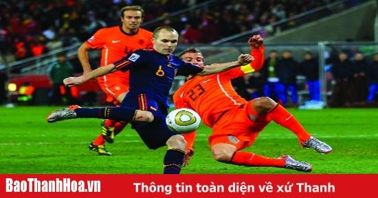 Khoảnh khắc Andrés Iniesta ghi bàn thắng vàng trong trận chung kết World Cup 2010 cho Tây Ban Nha.