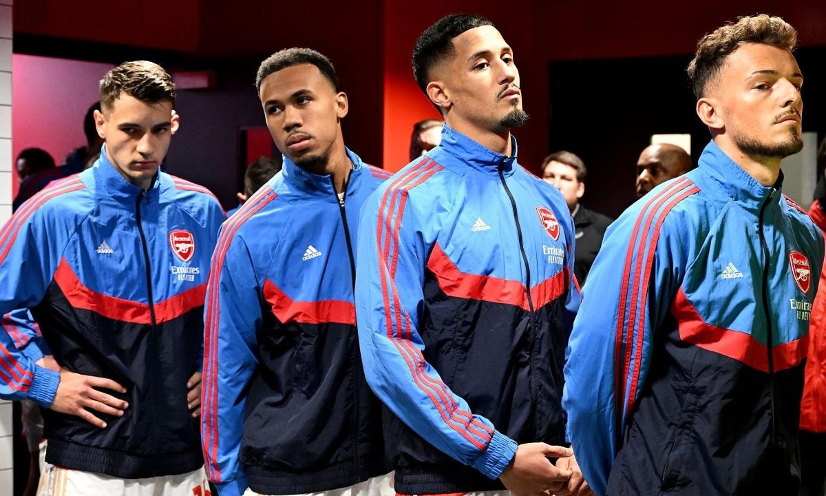 Mikel Arteta đang chỉ đạo chiến thuật cho các cầu thủ Arsenal trên sân tập Colney, thể hiện sự tập trung và quyết tâm.