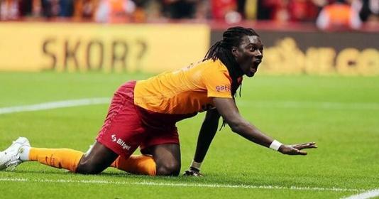 Tiền đạo Bafétimbi Gomis trong màu áo hai câu lạc bộ đối địch Lyon và Saint-Étienne, minh họa vụ chuyển nhượng gây tranh cãi