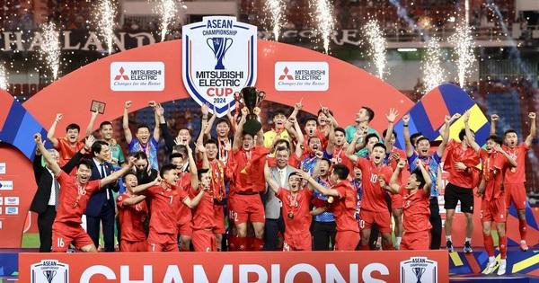 Pha bóng quyết liệt trong trận bán kết World Cup 1982 giữa đội tuyển Tây Đức và Pháp, một trận đấu đầy kịch tính và cảm xúc.