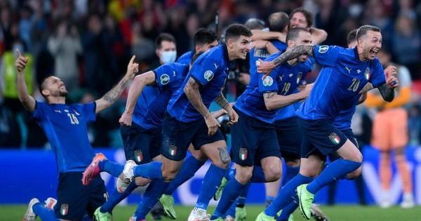 Andrea Belotti đóng góp vào lối chơi chung của đội tuyển Italia qua khả năng làm tường và liên kết với đồng đội hiệu quả
