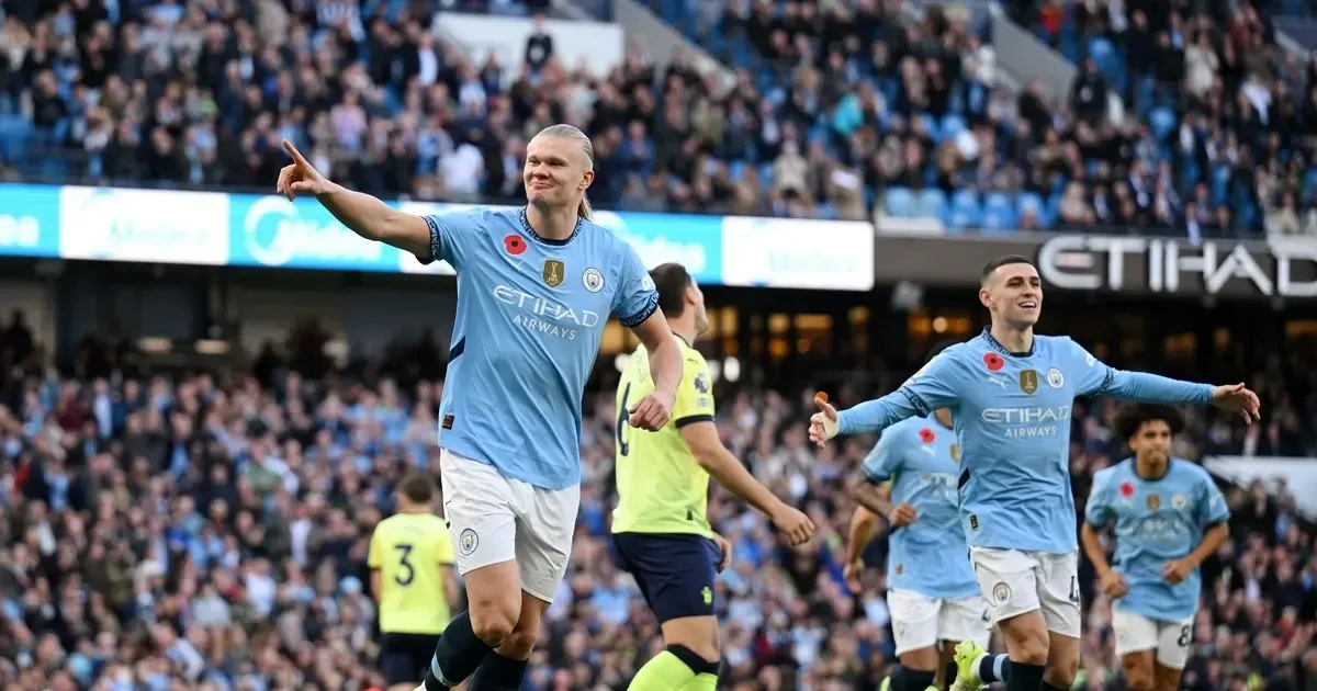 Bernardo Silva ăn mừng bàn thắng quyết định vào lưới Chelsea trong trận bán kết FA Cup tại Wembley