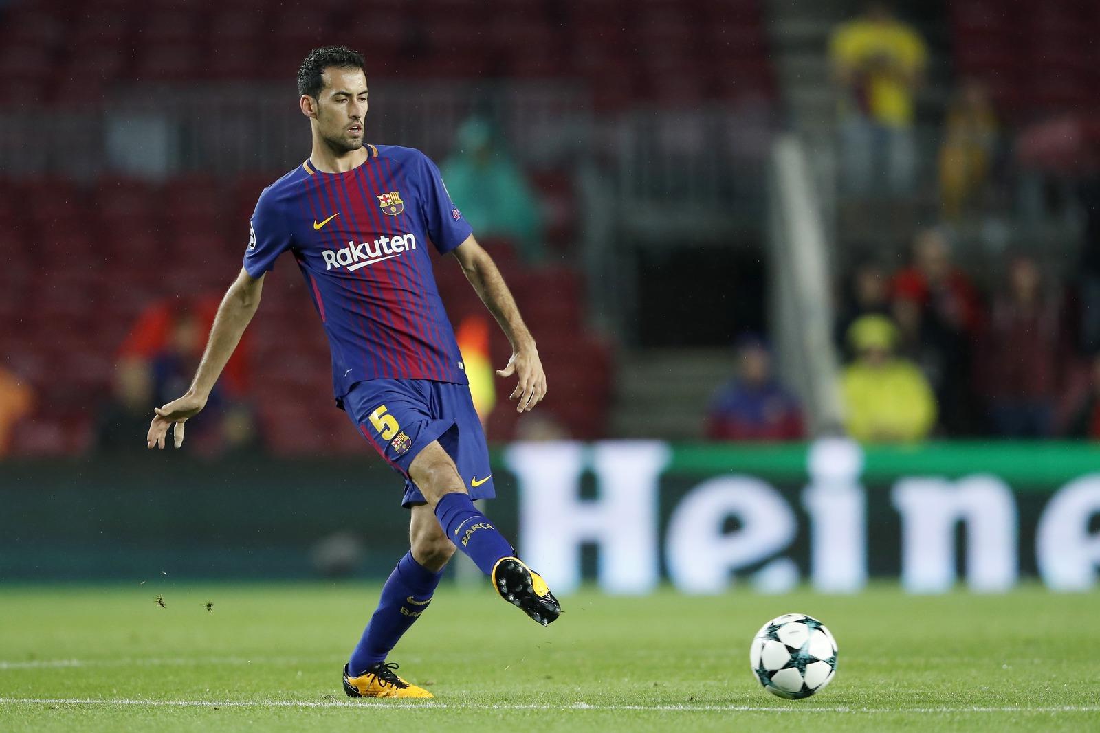 Phân tích vai trò của bộ ba tiền vệ huyền thoại Xavi, Iniesta, Busquets trong chiến thuật kiểm soát bóng của đội tuyển Tây Ban Nha World Cup 2010.