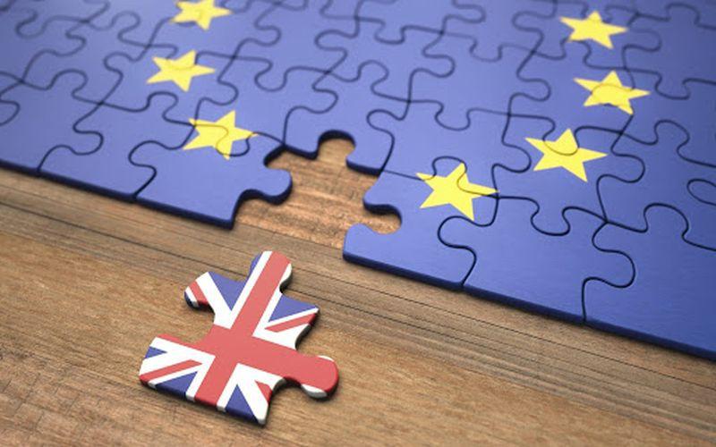 Minh họa biểu tượng Brexit với lá cờ Vương quốc Anh tách khỏi lá cờ Liên minh châu Âu và một quả bóng đá, thể hiện tác động của Brexit lên thị trường chuyển nhượng Premier League.