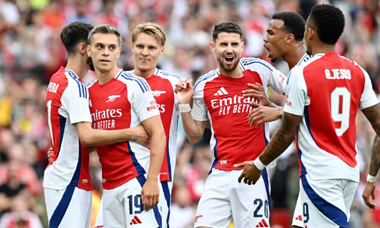Các cầu thủ Arsenal (Saka, Odegaard, Rice) ăn mừng bàn thắng cuồng nhiệt cùng CĐV trên sân nhà Emirates.