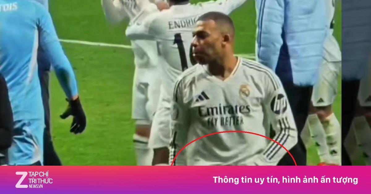 Hình ảnh các cầu thủ huyền thoại của Real Madrid và Valencia đối đầu nảy lửa trên sân cỏ đầy kịch tính