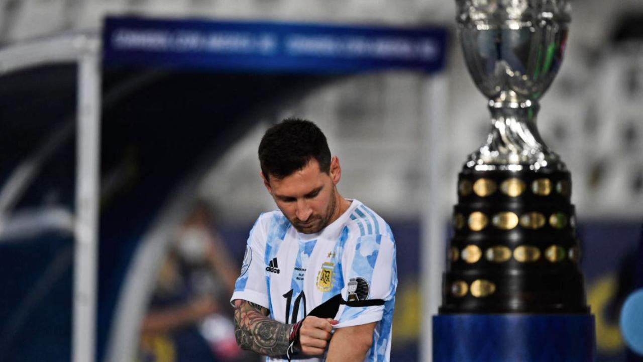 Khoảnh khắc Cesc Fàbregas cùng các đồng đội Xavi và Iniesta tại Barcelona, ghi dấu ấn sự nghiệp và ảnh hưởng tại Camp Nou.