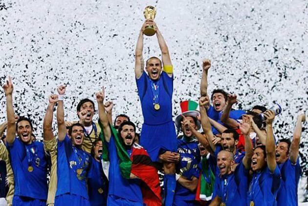 Fabio Cannavaro nâng cúp và Gianluigi Buffon ăn mừng - Biểu tượng chiến thắng World Cup 2006 của những cầu thủ Italia xuất sắc.