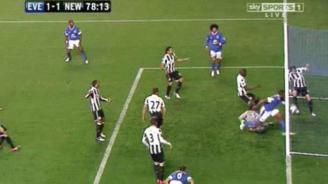hinh-anh-mo-phong-cong-nghe-goal-line-technology-xac-nhan-bong-da-qua-vach-voi-tai-premier-league