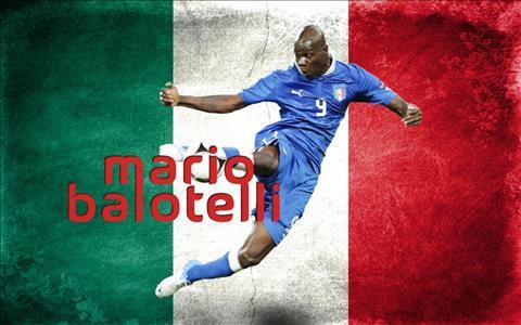 Antonio Conte đang chỉ đạo chiến thuật chi tiết cho các cầu thủ đội tuyển Italia Azzurri trên sân tập trước thềm Euro 2016.