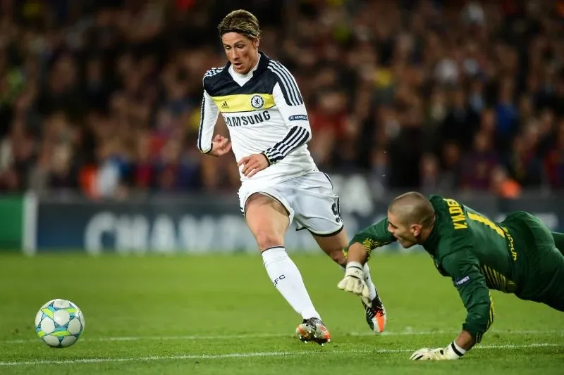 Khoảnh khắc lịch sử Fernando Torres vượt qua thủ môn Barcelona ghi bàn quyết định tại bán kết Champions League 2012 cho Chelsea.