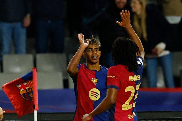 Hình ảnh pha tranh bóng quyết liệt giữa cầu thủ Atletico Madrid và Barcelona trong một trận đấu đỉnh cao tại La Liga