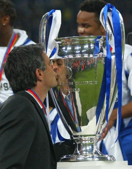 Khoảnh khắc các siêu sao Barcelona ăn mừng chức vô địch Champions League danh giá, khẳng định vị thế thành công tại đấu trường quốc tế.