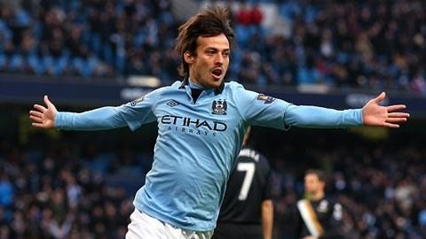 David Silva, tiền vệ tấn công tài hoa của bóng đá Tây Ban Nha, thực hiện một đường chuyền kiến tạo sắc như dao cạo cho đồng đội.