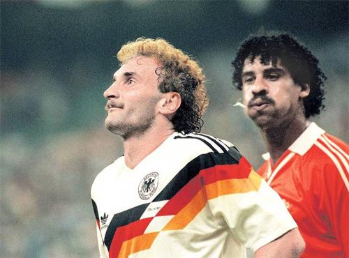Roberto Donadoni thi đấu cho đội tuyển Ý tại một kỳ World Cup, khoảnh khắc đáng nhớ trong sự nghiệp quốc tế của tiền vệ tài hoa này.
