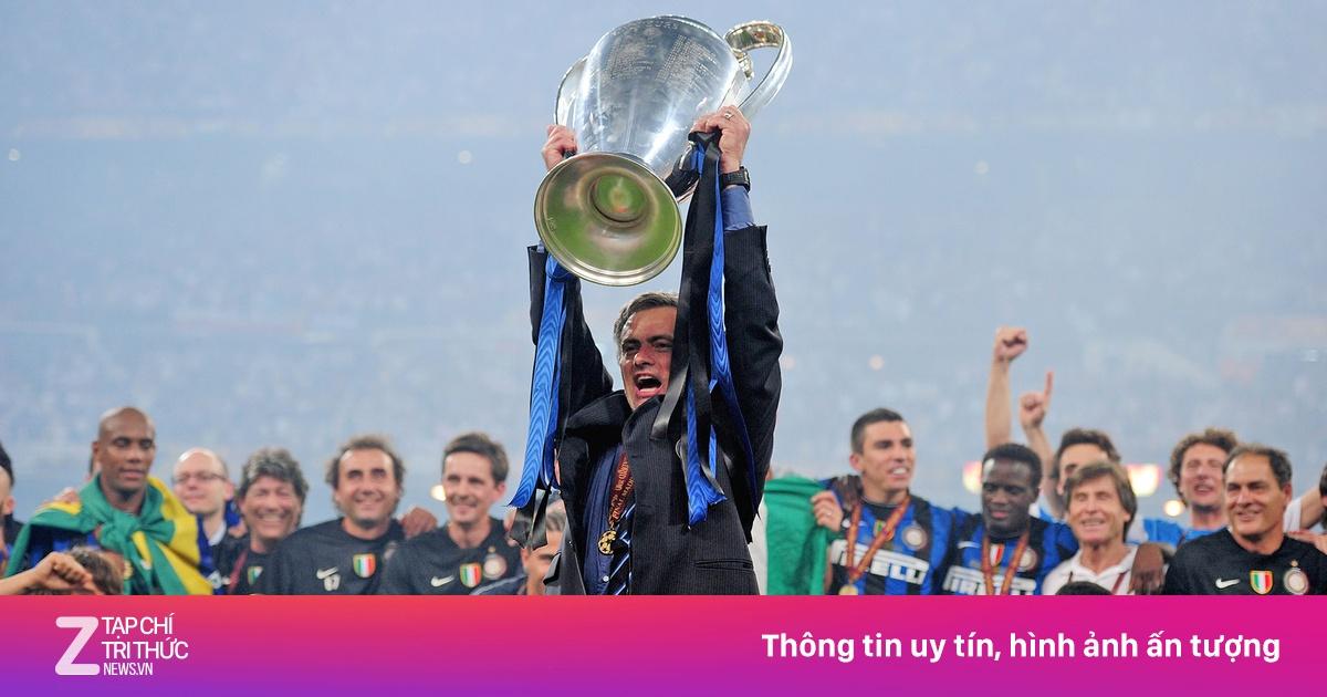 Khoảnh khắc đội tuyển Italia nâng cao cúp vàng World Cup 2006, đỉnh cao trong sự phát triển của bóng đá Italia thập niên 2000.