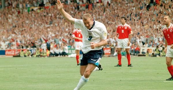 Alan Shearer đánh đầu ghi bàn duy nhất trận Anh thắng Đức 1-0 tại Euro 2000