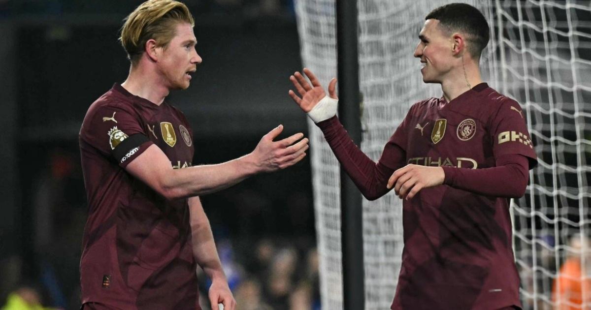 Erling Haaland tung cú sút mạnh mẽ ghi bàn cho Manchester City tại Premier League, thể hiện sức mạnh và khả năng dứt điểm