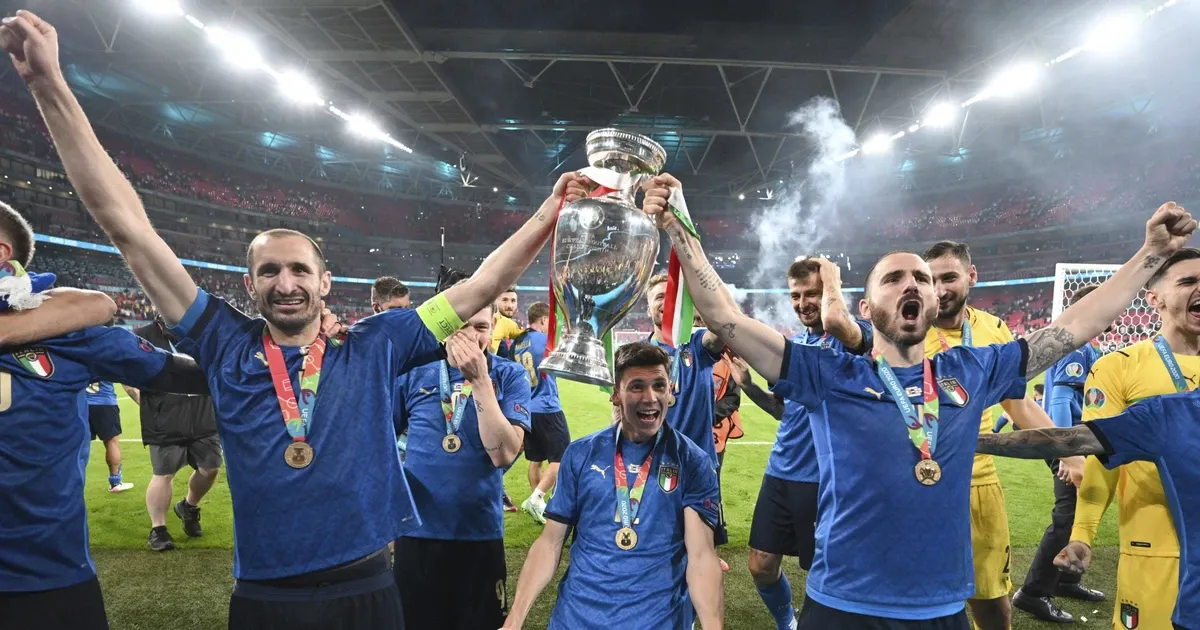 Federico Chiesa ăn mừng cùng đồng đội tại Euro 2020, nhấn mạnh tầm ảnh hưởng của anh với đội tuyển Italia