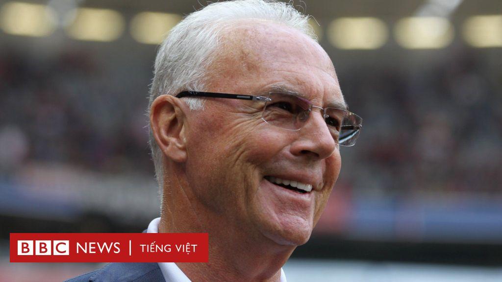 Hình ảnh Franz Beckenbauer nâng cao cúp vàng World Cup 1974, biểu tượng của những cầu thủ Đức xuất sắc nhất lịch sử giải đấu.