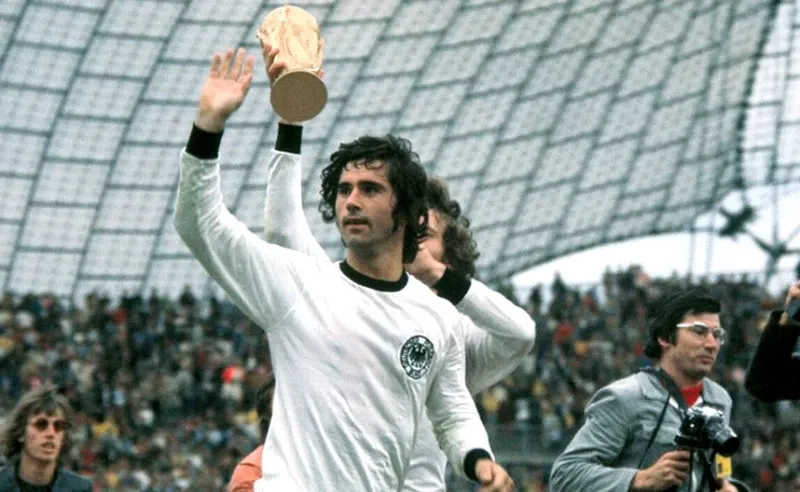 Gerd Müller ghi bàn quyết định cho Tây Đức tại chung kết World Cup 1974, khẳng định vị thế vua phá lưới