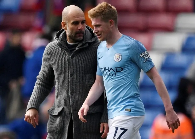 Hình ảnh ghép các ngôi sao hàng đầu như Haaland, De Bruyne, Salah đang thi đấu cho CLB của họ ở Premier League