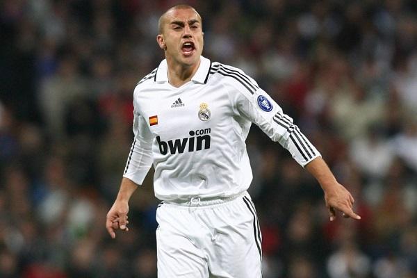 Hình ảnh biểu tượng cho sự hỗn loạn và ảnh hưởng tiêu cực của vụ bê bối Calciopoli đến sự phát triển bóng đá Italia năm 2006.