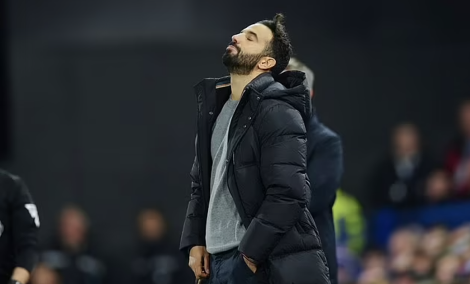 Huấn luyện viên Premier League thảo luận chiến thuật trên sân tập với các cầu thủ trong buổi tập hiện đại