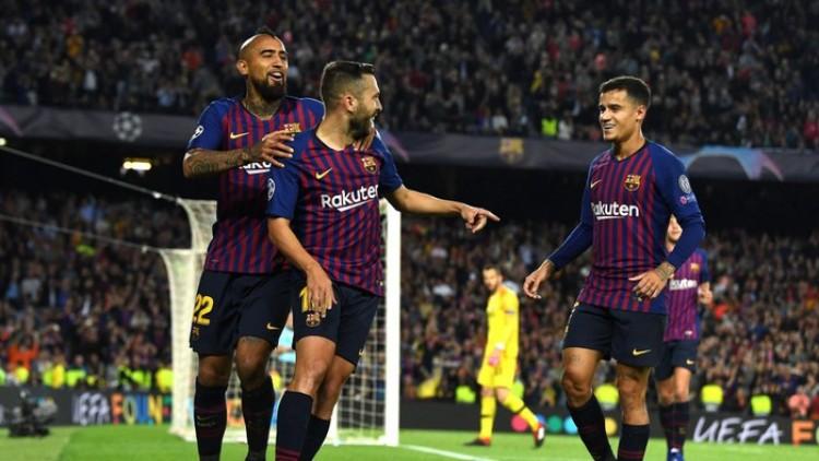 Khoảnh khắc đối đầu kinh điển giữa hai huyền thoại Lionel Messi (Barcelona) và Cristiano Ronaldo (Real Madrid) trong trận El Clasico.