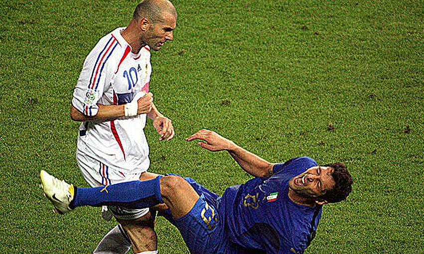 Hình ảnh ghi lại tình huống Zinedine Zidane dùng đầu húc vào ngực Marco Materazzi trong trận chung kết World Cup 2006 giữa Italia và Pháp.