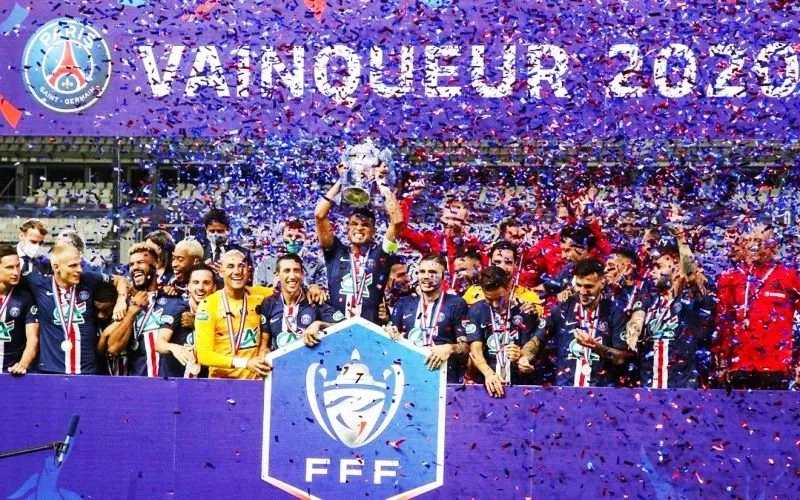 Không khí sôi động bên trong sân vận động Stade de France trong một trận chung kết Cúp Quốc gia Pháp lịch sử