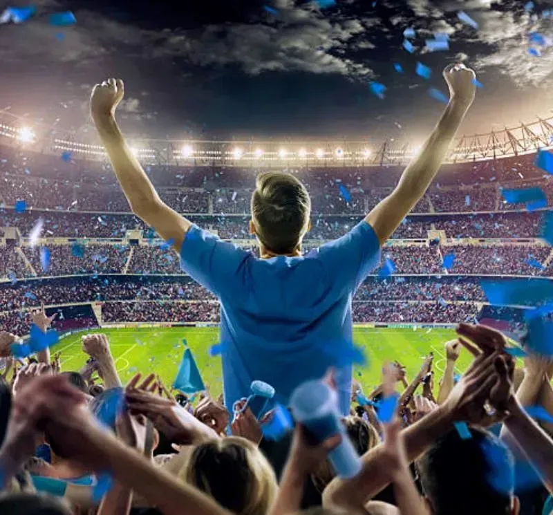 Không khí cuồng nhiệt và sôi động của các cổ động viên trên khán đài sân Camp Nou trong một trận El Clasico kinh điển.