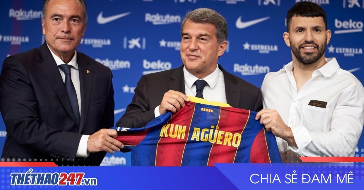 Sergio Agüero xúc động trong buổi họp báo thông báo giải nghệ tại Barcelona do vấn đề tim mạch