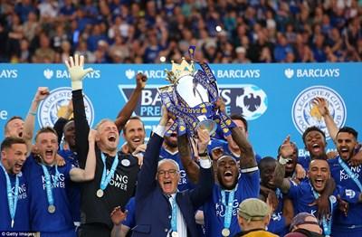 Đội trưởng Wes Morgan và các cầu thủ Leicester City nâng cao chiếc cúp vô địch Premier League mùa giải 2015-2016 tại sân King Power