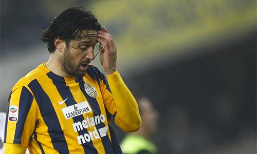 Tiền đạo Luca Toni ăn mừng bàn thắng trong màu áo Fiorentina, đỉnh cao sự nghiệp cấp câu lạc bộ trước World Cup 2006.