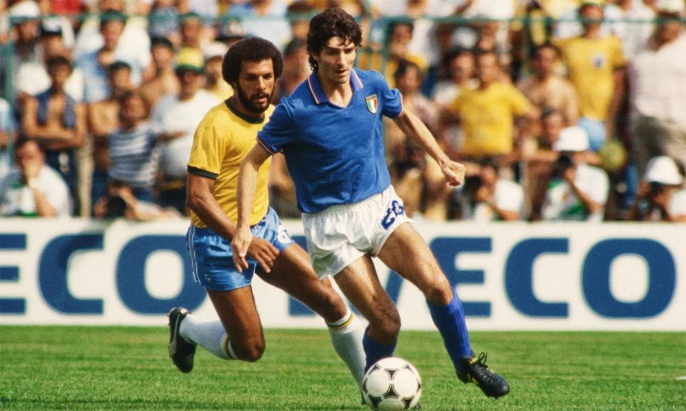 Paolo Rossi ăn mừng một trong ba bàn thắng lịch sử vào lưới Brazil trong trận đấu quyết định tại World Cup 1982.