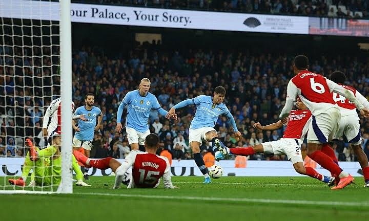 Pep Guardiola đang nhiệt tình chỉ đạo chiến thuật cho cầu thủ Manchester City bên đường biên
