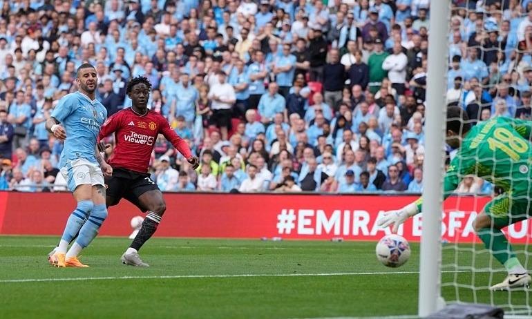 Huấn luyện viên Pep Guardiola đang say sưa giải thích chiến thuật cho các cầu thủ Manchester City bên đường biên sân Etihad.