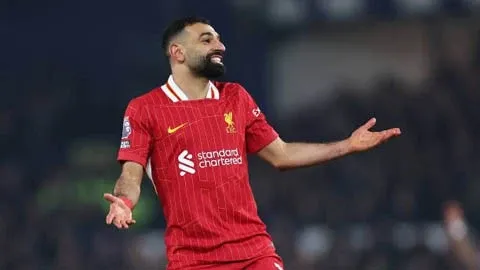 Pha tranh chấp bóng quyết liệt giữa cầu thủ Liverpool và Everton trong trận derby Merseyside đầy căng thẳng