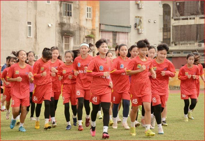 Các cầu thủ nữ trẻ Tây Ban Nha đang tập luyện đầy hứng khởi trong học viện, nền tảng cho sự phát triển bóng đá nữ tương lai