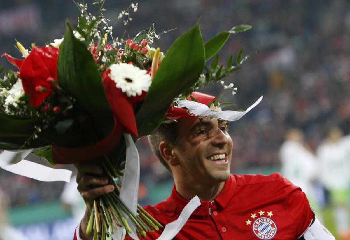 Hình ảnh Philipp Lahm, đội trưởng mẫu mực, nâng cao chiếc cúp vàng World Cup 2014, vinh danh thế hệ cầu thủ Đức xuất sắc.