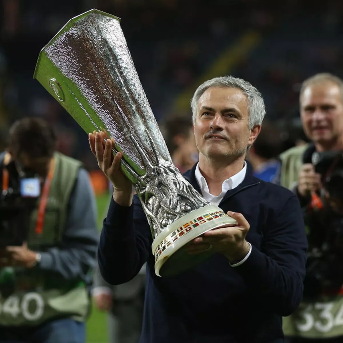 Logo Premier League nổi bật trên nền một sân vận động hiện đại đầy ắp khán giả cuồng nhiệt