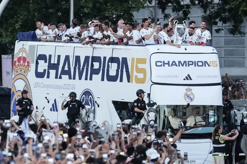 Đội hình Real Madrid nâng cao chiếc cúp vô địch La Liga danh giá mùa giải gần đây tại sân vận động Santiago Bernabeu.