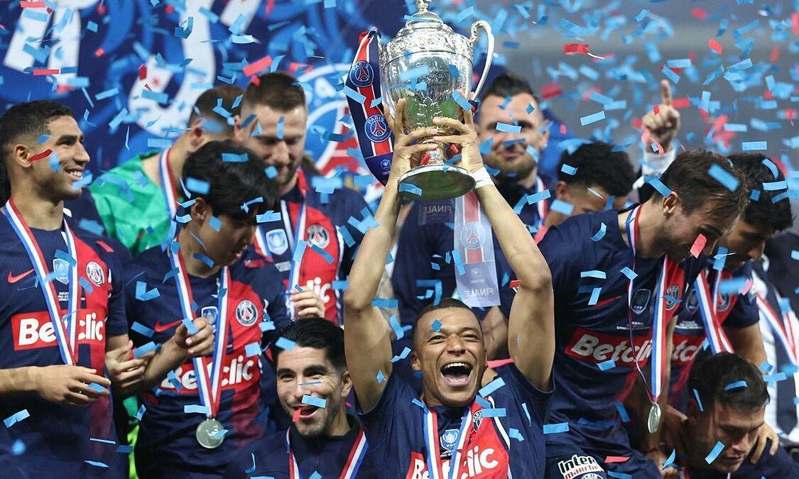 Stade Pierre-Mauroy Lille sân vận động Ligue 1 có thiết kế đẹp với mái che di động công nghệ cao độc đáo.