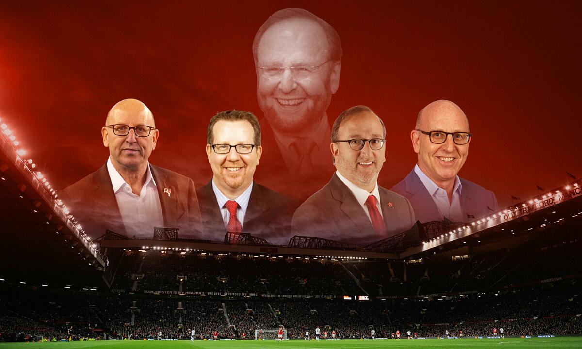 Hình ảnh sân vận động Old Trafford vắng bóng khán giả trong một trận đấu Premier League mùa giải 2020-2021 do ảnh hưởng của đại dịch COVID-19, phản ánh sự sụt giảm doanh thu của các câu lạc bộ.