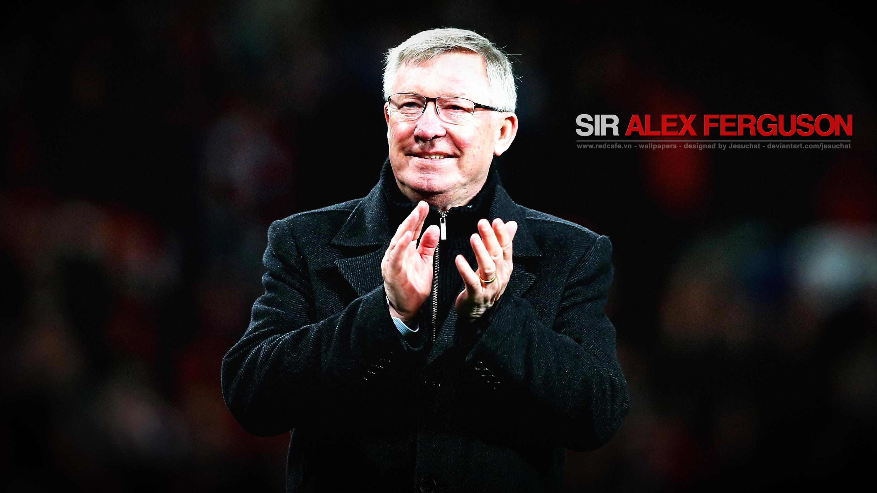 Sir Alex Ferguson nâng cao chiếc cúp Premier League cùng Manchester United - hình ảnh biểu tượng cho sự thống trị của ông tại giải đấu hàng đầu nước Anh.