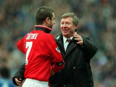 Sir Alex Ferguson nâng cao chiếc cúp Premier League ăn mừng chiến thắng cùng Manchester United